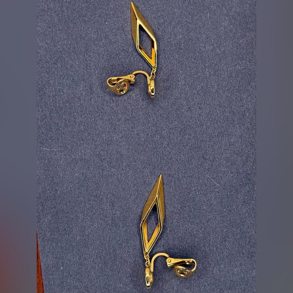 Vintage Crown Trifari Geometric Gold Tone Clip-On Earrings 70s Modernist Dangle - Picture 4 of 7